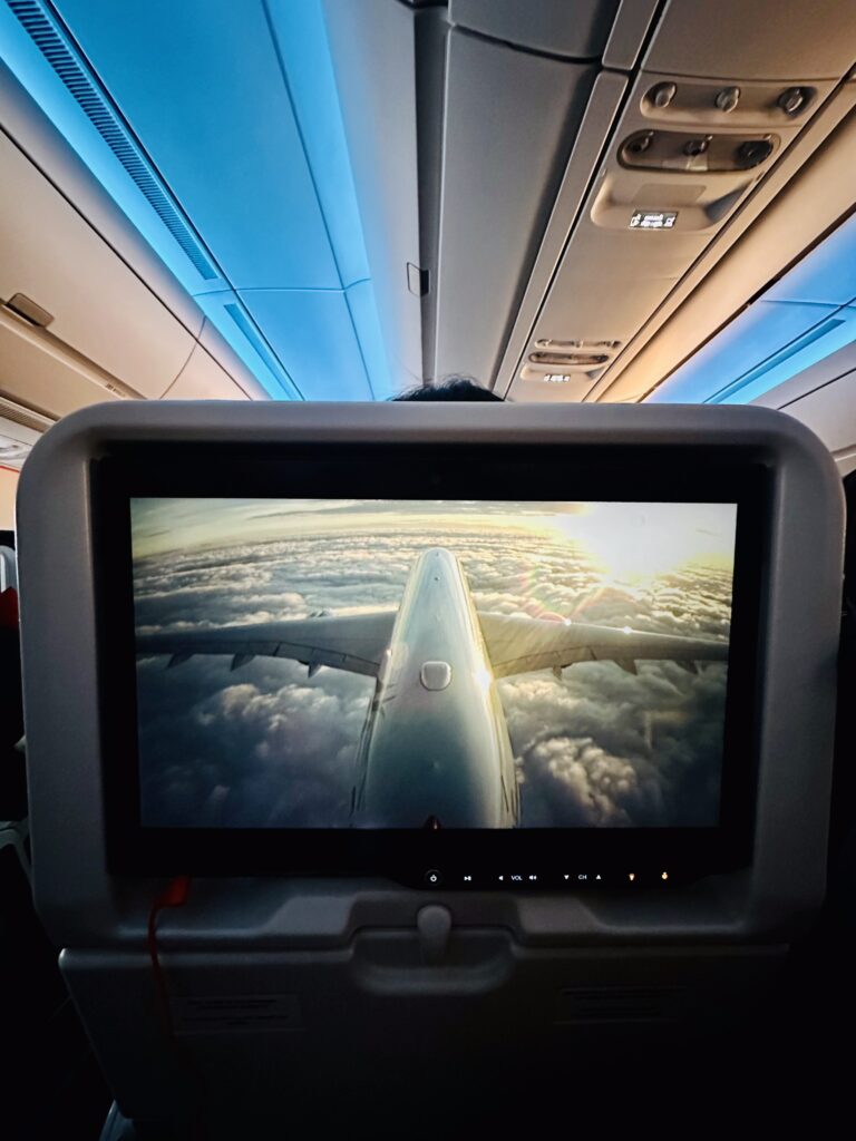 ekran w samolocie podczas lotu na Filipiny